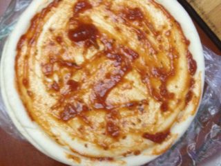 4、平底锅版--蔬菜披萨,在解冻好的披萨饼上涂披萨酱