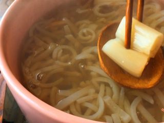 11、《肉皮水晶冻》,去除葱 姜 八角 桂皮 