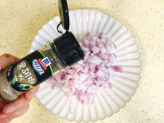 8、黑椒牛肉披萨,撒上少许黑胡椒粉