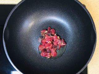 13、黑椒牛肉披萨,不粘锅烧热，加少许橄榄油，烧热后投入牛肉粒