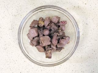 15、黑椒牛肉披萨,倒入碗里