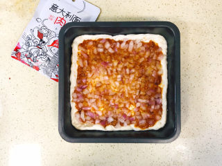 22、黑椒牛肉披萨,将腌制入味的洋葱，挤干水分，平铺在肉酱上