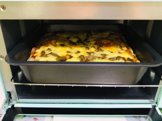 27、黑椒牛肉披萨,美味的黑椒牛肉披萨出炉了