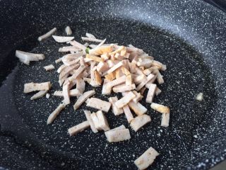 2、河粉披萨,然后不粘锅用中火烧热倒入适量的花生油烧热,再放入猪肉丸跟肉卷炒1-2分钟左右。