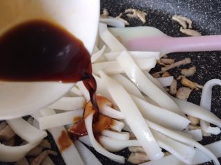 3、河粉披萨,再放入河粉倒入生抽炒均。