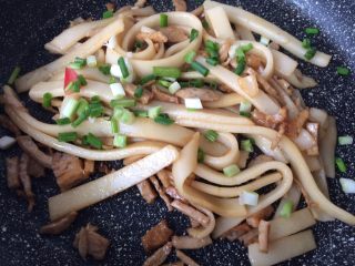 4、河粉披萨,撒入香葱起锅盛出放凉。