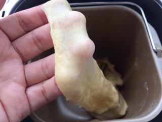 5、河粉披萨,把水,玉米油,鸡蛋,细砂糖,细盐,面粉,酵母依次放入面包机中,按和面程序和面20分钟,面团到拉出较厚薄膜即可。