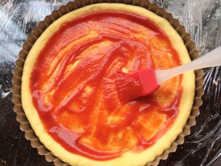 8、河粉披萨,刷上一层番茄酱。