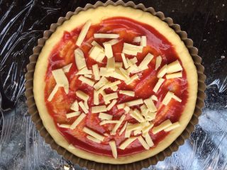 9、河粉披萨,先放入一层马苏里拉芝士。