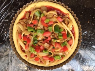 10、河粉披萨,放入炒好的河粉和西红柿、青甜椒粒。