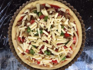 11、河粉披萨,在撒入一层马苏里拉芝士。