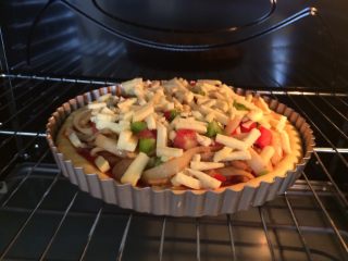 12、河粉披萨,烤箱预热10分钟,上火175度,下火165度,中层,时间20分钟。