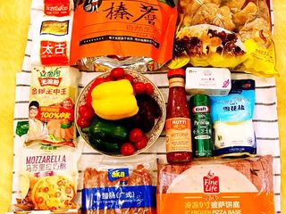 1、DIY亲子披萨,准备食材和调味料。