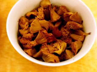 3、DIY亲子披萨,再将泡软的猴头菇切块。