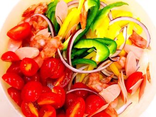 5、DIY亲子披萨,将每个圣女果从中间切成两块。