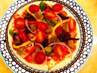 11、DIY亲子披萨,穿插摆放适量猴头菇和榛蘑。