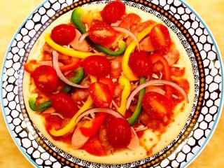 10、DIY亲子披萨,再摆放上适量圣女果。