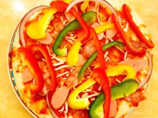 13、DIY亲子披萨,制作6寸披萨时，也是按照上述顺序摆放适量腊肠片和火腿肠片。