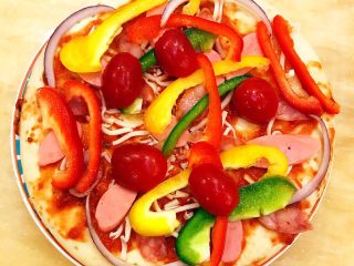 14、DIY亲子披萨,摆放适量圣女果。