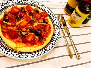 18、DIY亲子披萨,经光波炉烘焙的披萨就新鲜出炉了。最中意圣女果的酸甜适口，也可以搭配喜欢的调味料，比如糖、盐、番茄酱、芝士粉、蛋黄酱等，来调节披萨的食用口味。