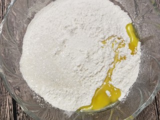 1、美味的水果披萨,将盐、白糖、黄油加入面粉中，发酵粉用温水融化，一起搅拌