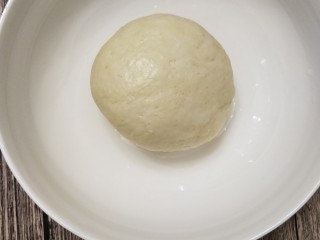 2、美味的水果披萨,揉成光滑的面团，盖上湿纱布，发酵两个小时，面团发酵到两倍大时，拿出来揉，排出气体