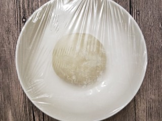 3、美味的水果披萨,盖上保鲜膜放进冰箱一夜