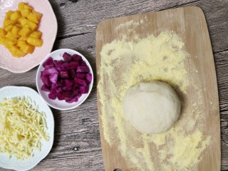 5、美味的水果披萨,在案板上撒上玉米粉