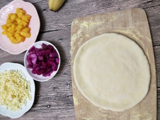 6、美味的水果披萨,将面团擀圆