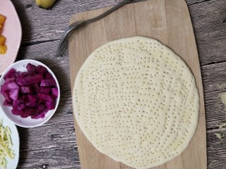 7、美味的水果披萨,家里没有打孔器，就用叉子代替，一定要扎透