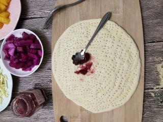 8、美味的水果披萨,抹上草莓酱