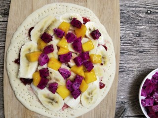 9、美味的水果披萨,铺上水果，尽量铺匀