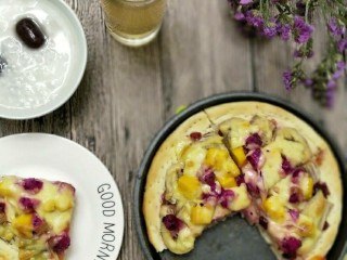 11、美味的水果披萨,烤箱先预热5分钟，将披萨放进烤箱烤10分钟