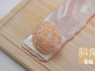 1、春の饭团的2+1种有爱做法「厨娘物语」,芝士1片平均切成4份备用，准备1片培根，放上4分之1片芝士片，取20g米饭握紧放在培根上。