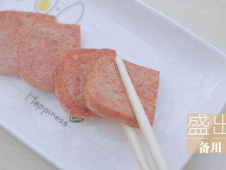 11、春の饭团的2+1种有爱做法「厨娘物语」,锅内倒入10ml食用油，放入午餐肉煎至两面金黄夹出备用。