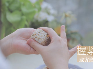 13、春の饭团的2+1种有爱做法「厨娘物语」,取30g米饭握紧成一个小正方形，放上1块煎好的午餐肉，包入海苔片。
