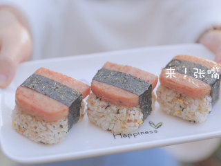15、春の饭团的2+1种有爱做法「厨娘物语」,方方午餐肉饭团就做好啦，开吃吧~