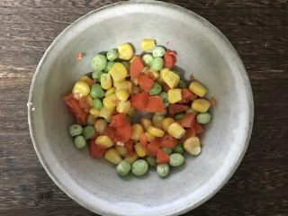 3、快手早餐之手抓饼披萨,速冻玉米青豆胡萝卜粒自然解冻