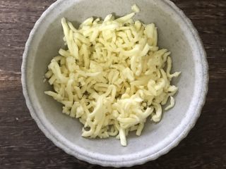 4、快手早餐之手抓饼披萨,马苏里拉芝士碎