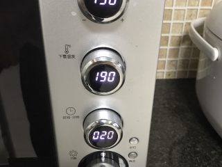 6、快手早餐之手抓饼披萨,烤箱190度预热