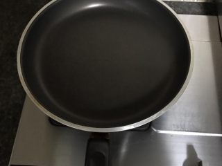 7、快手早餐之手抓饼披萨,平底锅不要放油中火加热