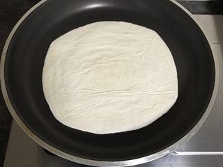 8、快手早餐之手抓饼披萨,放入手抓饼