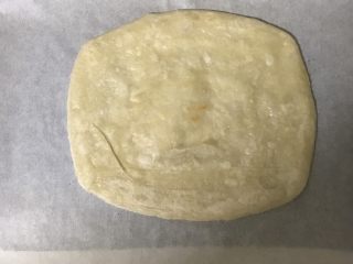 11、快手早餐之手抓饼披萨,煎好的手抓饼放在烤盘上