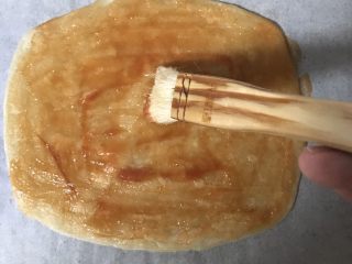 12、快手早餐之手抓饼披萨,刷上番茄酱