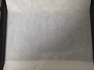 10、快手早餐之手抓饼披萨,烤盘铺上油纸