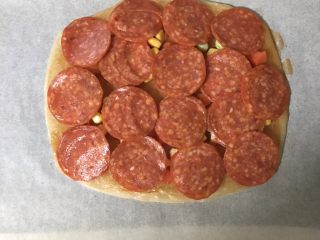 14、快手早餐之手抓饼披萨,铺上一层披萨肠