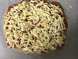 15、快手早餐之手抓饼披萨,撒上芝士碎