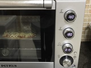 16、快手早餐之手抓饼披萨,放入烤箱中层180度上下火10-15分钟即可