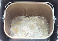 1、培根鲜虾比萨,除黄油外面饼材料放入面包桶内