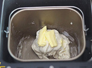 2、培根鲜虾比萨,除黄油外面饼材料放入面包桶内